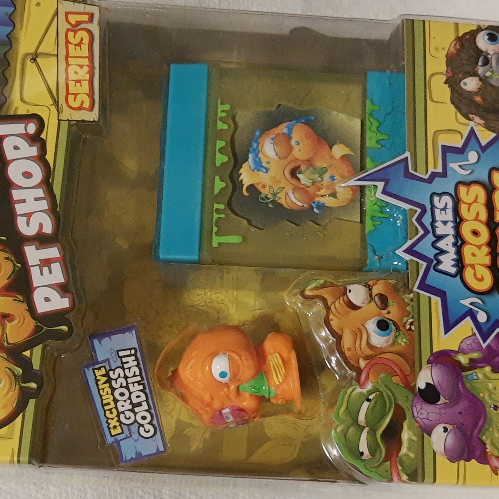 The Ugglys Pet Shop Series 1 Exclusive Gross Goldfish Collectible (Box Damage) - Picture 5 of 12